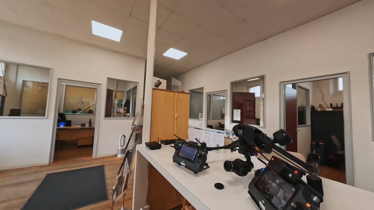 Hall du campus TELEPILOTE SAS à Marcq (78) : drones et radiocommandes d’entraînement posés sur le comptoir